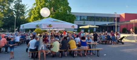 Hock im Steinbacher Schulhof am 5. Juli 2025