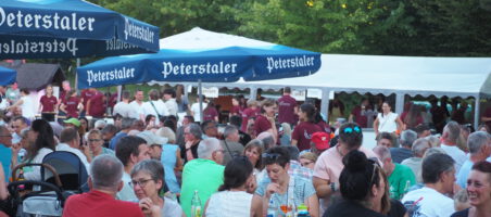 Hocks der Stadtkapelle auf dem Festplatz Steinbach
