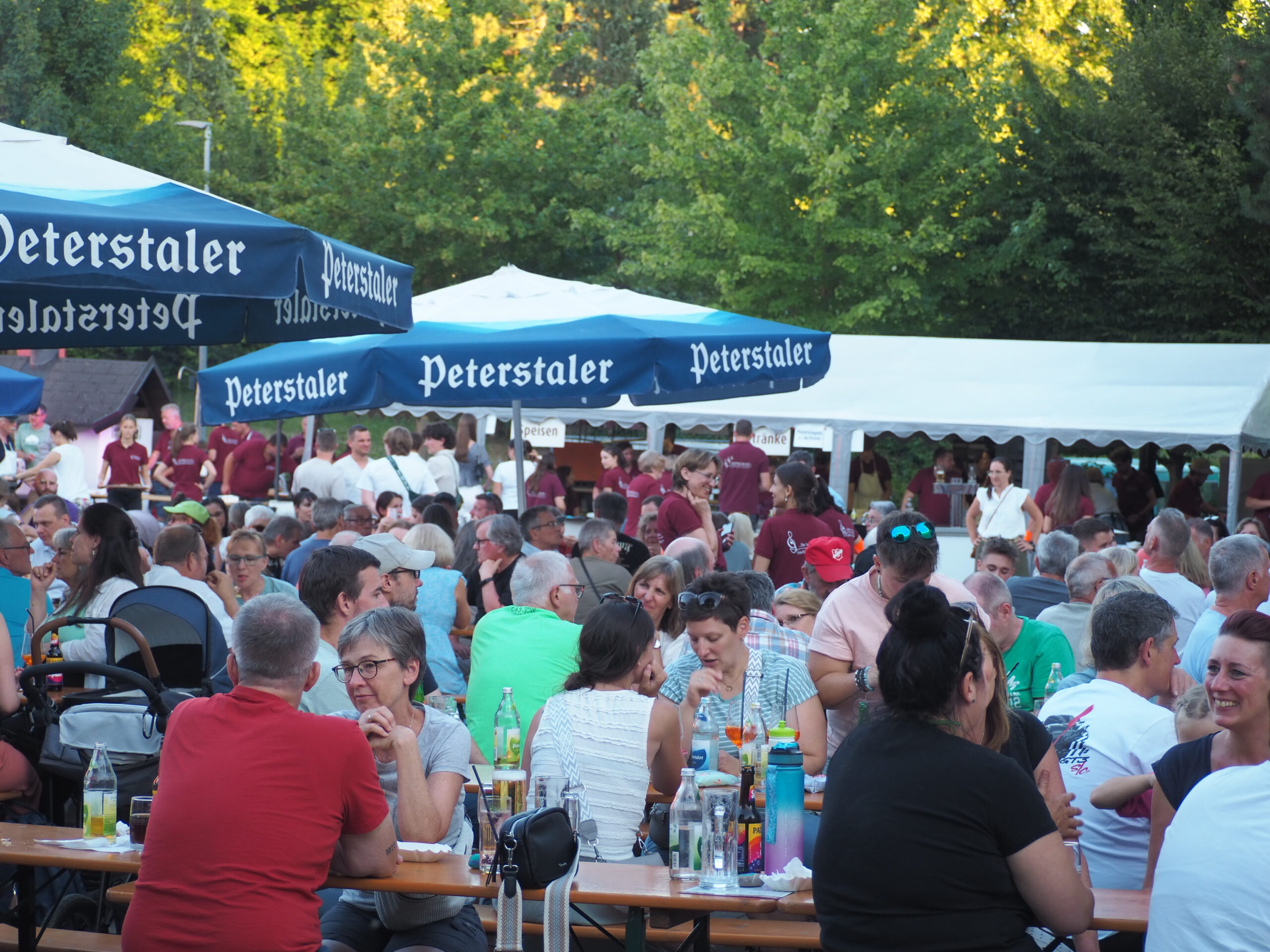 Hocks der Stadtkapelle auf dem Festplatz Steinbach